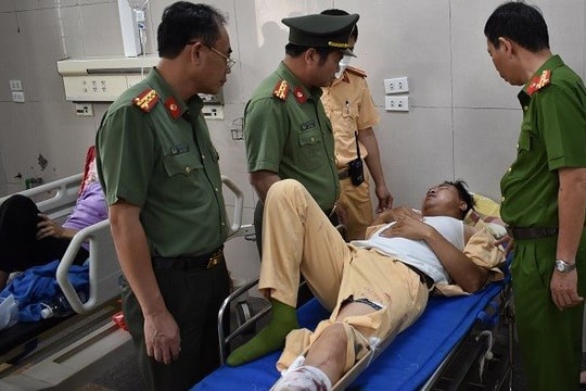 Hai thanh niên vượt đèn đỏ, tông cảnh sát giao thông trọng thương