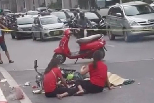 Văng vào bánh xe khách, cháu bé 2 tuổi ở Hà Nội tử vong