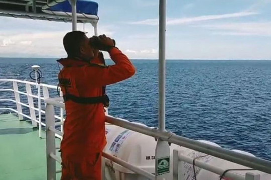 Tàu Indonesia bị chìm ngoài khơi tỉnh Nam Sulawesi, hàng chục người mất tích
