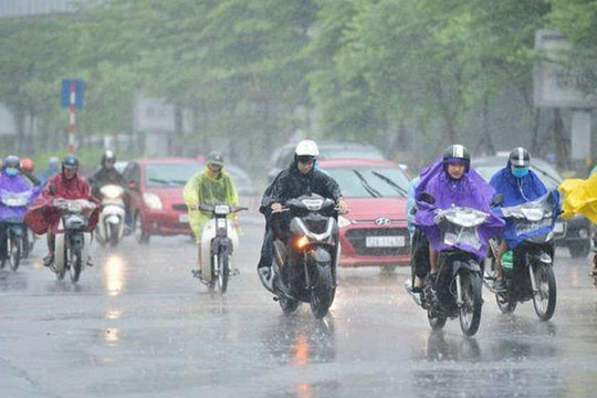 Miền Bắc mưa dồn dập ở vùng núi, đồng bằng nắng nóng cục bộ