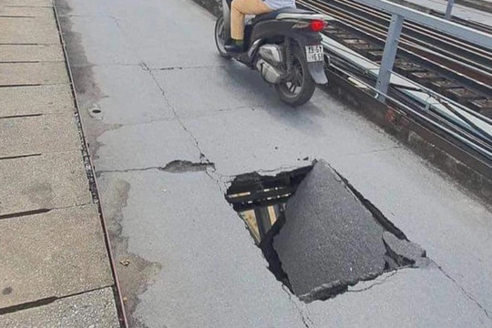 Hà Nội yêu cầu khắc phục hố ga hư hỏng, sớm sửa chữa hố sụt ở cầu Long Biên