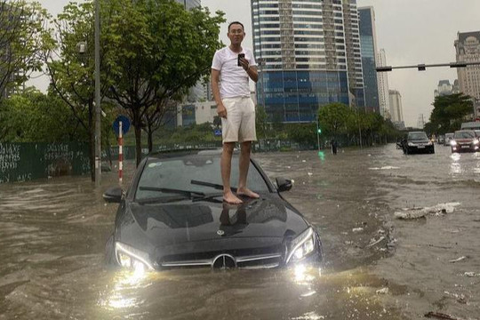 Mưa lớn, nhiều tuyến phố Hà Nội chìm trong biển nước