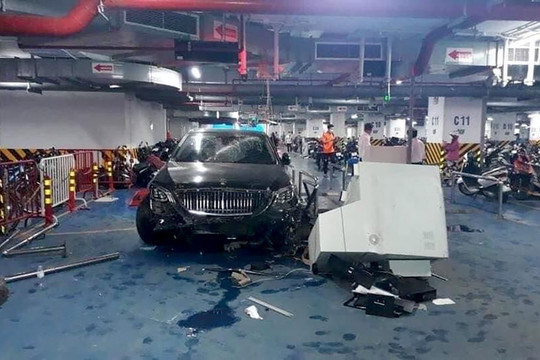 Vụ Mercedes Maybach S560 tông hàng loạt xe trong hầm chung cư: Ai phải bồi thường?