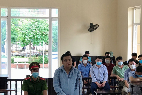 Dùng dao chém người trong quán karaoke, lĩnh án 7 năm tù