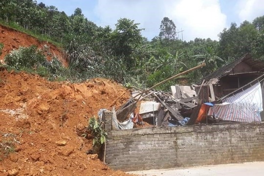Sạt lở đất khiến 3 nhà dân bị vùi lấp