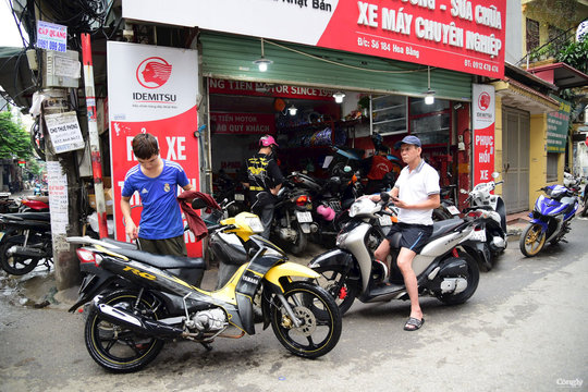 Hiệu sửa xe quá tải do xe bị ngập nước sau trận mưa lớn