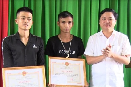 Tặng giấy khen cho 5 người đã cứu 3 mẹ con thoát đuối nước ở hồ Hao Hao
