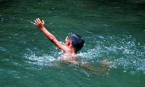 Nhóm học sinh rủ nhau đi tắm hồ, 2 em đuối nước thương tâm