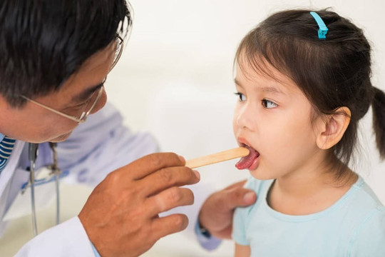 Viêm amidan ở trẻ em thường xuyên tái phát, cha mẹ nên làm gì?