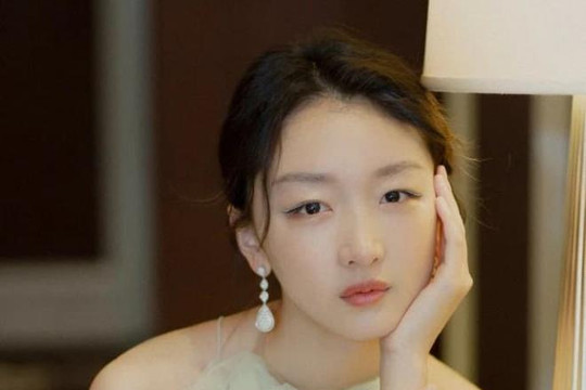 'Ảnh hậu' Châu Đông Vũ để lộ khuôn mặt cứng đơ như tượng sáp nghi do phẫu thuật thẩm mỹ