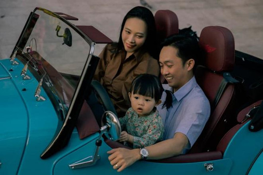 Đàm Thu Trang 'tháp tùng' ông xã đi mua sắm, Cường Đô La vội tự khen bản thân khiến dân tình bật cười