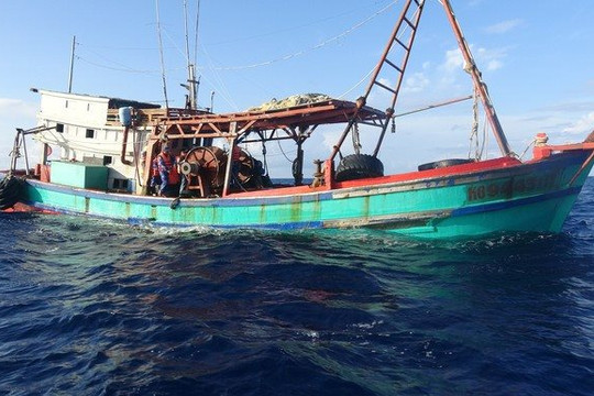 Cảnh sát biển bắt giữ tàu vận chuyển hơn 40.000 lít dầu DO
