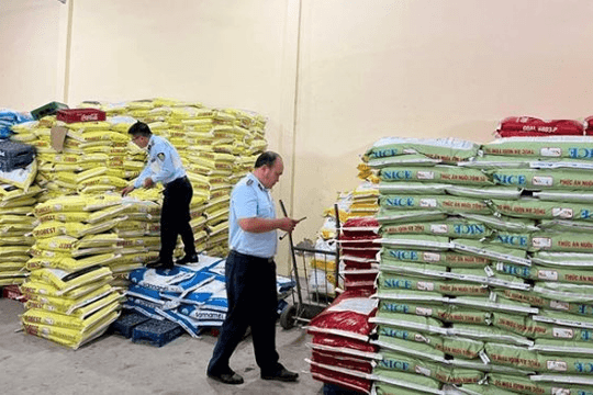 Bạc Liêu: Tạm giữ hơn 3 tấn thức ăn tôm hết hạn sử dụng