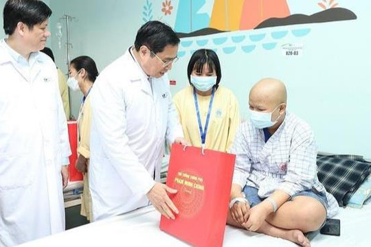 Thủ tướng thăm, tặng quà các bệnh nhi nhân ngày 1/6
