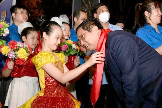 Thủ tướng: Lắng nghe trẻ em bằng trái tim, bảo vệ trẻ em bằng hành động