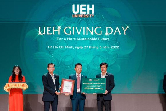 HDBank tặng học bổng cho sinh viên Đại học Kinh tế TP.HCM vì tương lai phát triển bền vững