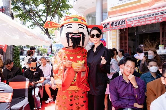 Sỹ Luân, Lê Minh Ngọc chúc mừng Xuân Lan ra mắt chi nhánh đào tạo người mẫu