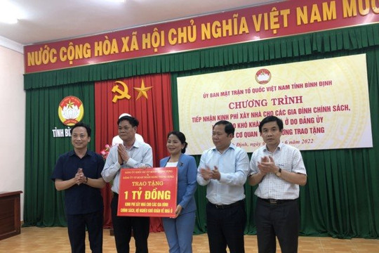 Đảng uỷ Khối các cơ quan Trung ương trao tặng tỉnh Bình Định 1 tỷ đồng kinh phí xây nhà cho các gia đình chính sách, hộ nghèo khó khăn về nhà ở