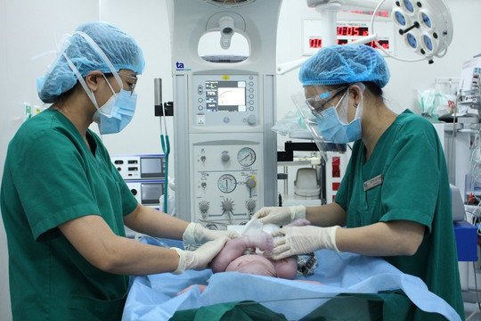 Sản phụ có tử cung đôi, ngôi ngược, vượt cạn thành công