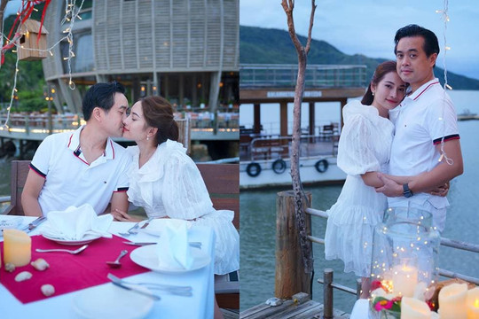 Dương Khắc Linh đưa bà xã và hai quý tử đi du lịch mừng kỷ niệm 3 năm ngày cưới, cặp đôi ôm hôn tình tứ hết cỡ