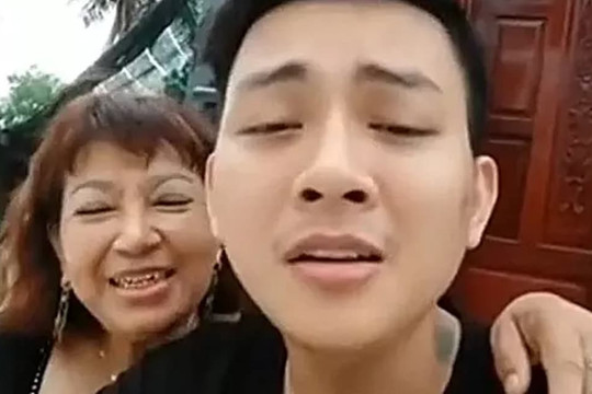 Hoài Lâm song ca cùng mẹ ruột, dân mạng xuýt xoa 'biết vì sao hát hay rồi'