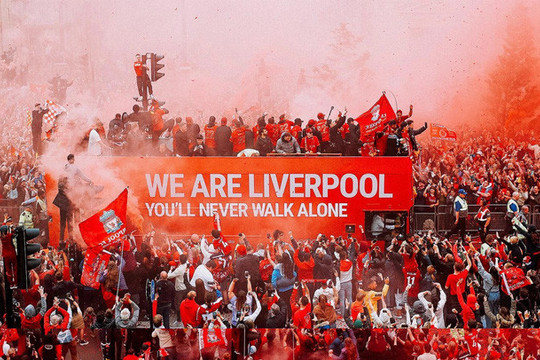 Thất bại tại Champions League, Liverpool vẫn được chào đón như người hùng