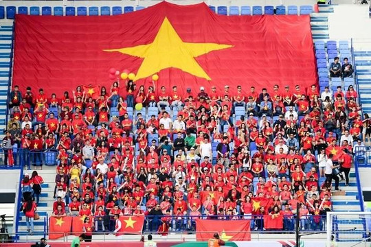 CĐV đội mưa cổ vũ và dõi theo U23 Việt Nam trong trận đấu với Thái Lan