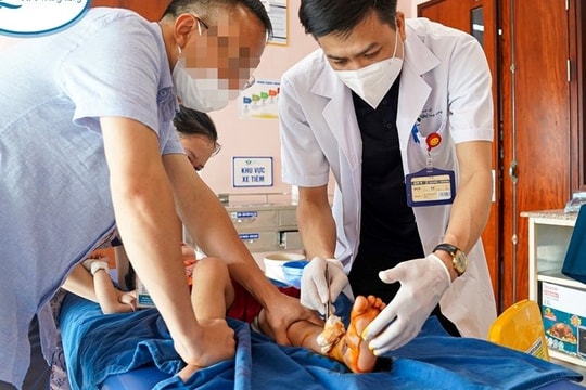 Bé trai bị vỡ xương, dập nát bàn chân do kẹt cửa tự động