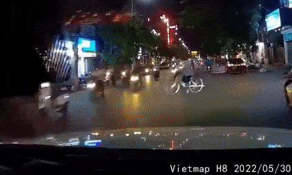 Phóng xe máy tốc độ cao đâm trúng vào ông chú đang sang đường, hành vi sau đó của nam thanh niên càng gây phẫn nộ