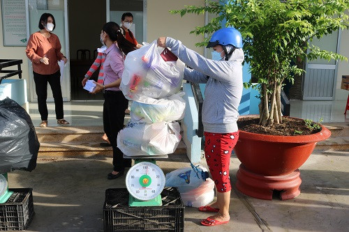Bạc Liêu: Người dân hào hứng đổi rác lấy thực phẩm