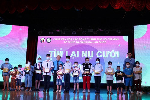 Trao quà cho con em đoàn viên công đoàn bị ảnh hưởng bởi Covid-19