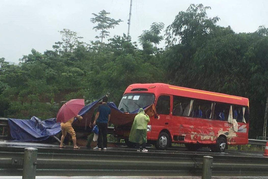 Va chạm xe khách trên cao tốc Nội Bài - Lào Cai, 6 người thương vong
