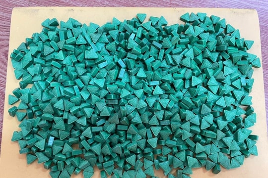 Bắt hai đối tượng mua bán ma túy ngụy trang trong những gói snack và mì tôm