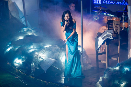 Bất chấp ồn ào bản quyền, Văn Mai Hương tiếp tục biểu diễn bản hit của Lady Gaga tại Nhật