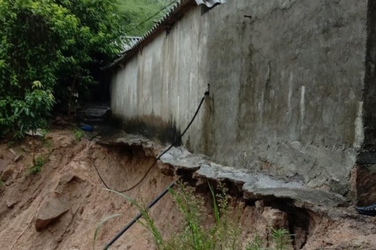 Thanh Hoá sơ tán khẩn cấp hơn 40 hộ dân do mưa lớn gây sạt lở đất