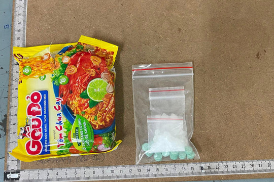 Cất giấu ma túy trong gói snack, mì tôm nhằm qua mặt cơ quan chức năng