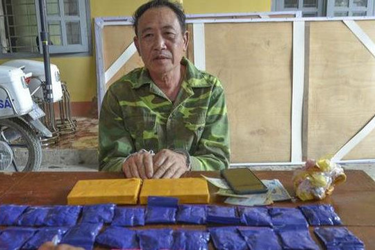 Bắt giữ đối tượng vận chuyển trái phép 2 bánh heroin, 6.000 viên ma túy tổng hợp