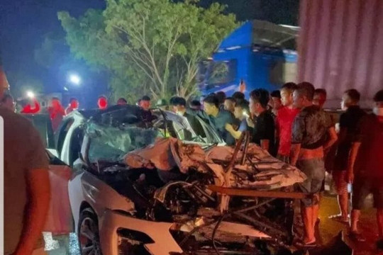 Hai người tử vong tại chỗ khi ôtô tông trực diện xe đầu kéo