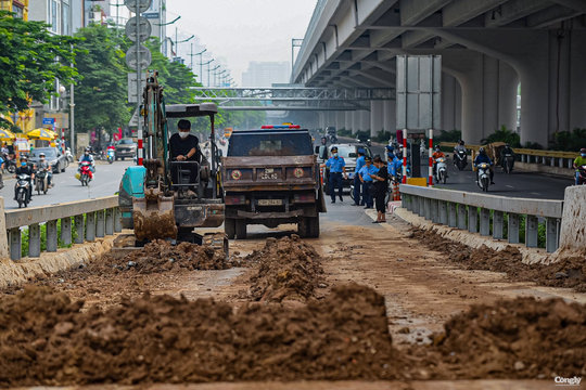 Bùn đất ngập đường dẫn lối lên đường vành đai 3 trên cao đoạn Cổ Nhuế