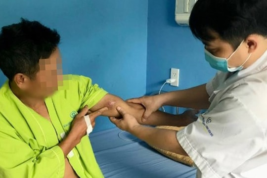 Ổ giun rồng ký sinh trong cánh tay người đàn ông