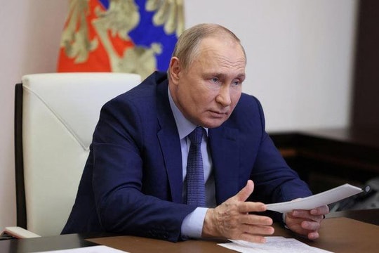 Tổng thống Zelensky ký sắc lệnh trừng phạt Tổng thống Putin