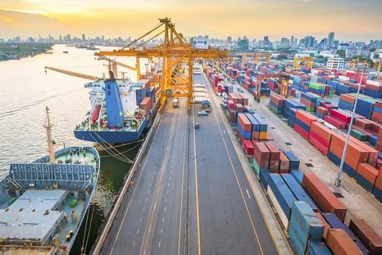 Đề xuất giảm một số loại phí hạ tầng cảng biển