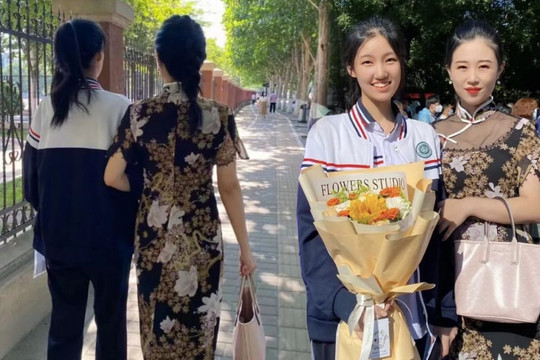 Cảm động hình ảnh chị gái “đóng giả” mẹ đưa em đi thi đại học