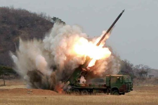 Triều Tiên thử nghiệm vũ khí từ hệ thống phóng rocket đa nòng