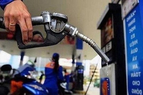 Thủ tướng yêu cầu theo dõi kỹ thông tin nhập khẩu xăng dầu từ Malaysia