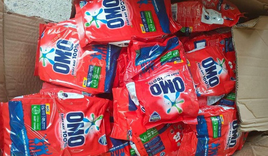Bắt quả tang cơ sở san chiết, đóng gói bột giặt giả mạo nhãn hiệu OMO