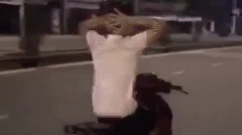 Truy tìm nam thanh niên buông 2 tay khi lái xe