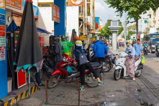 Từ 15h 13/06, giá xăng lập kỷ lục vượt mốc 32.000 đồng/lít