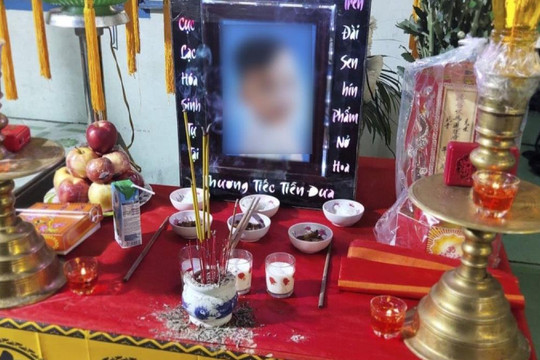 Tạm giam cha dượng đánh chết bé trai 18 tháng tuổi tại Long An