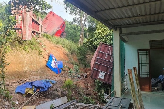 Thùng xe container lật đè sập tường nhà dân